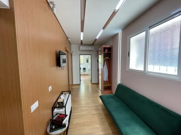 Tirane, jepet me qera ambjent biznesi Kati 2, 70 m² 800 € (rruga e kavajes)