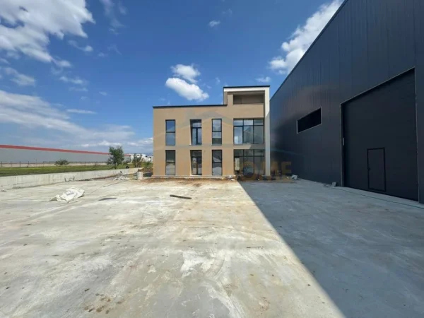 Tirane, jepet me qera magazine Kati 0, 2.900 m² 6.000 € (VAQARR)