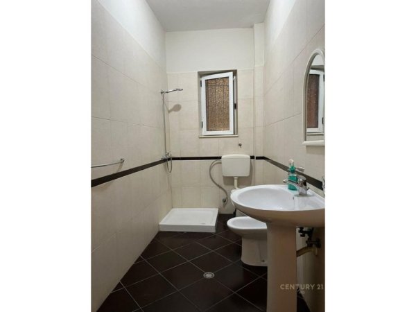 Tirane, jepet me qera apartament 1+1 Kati 2, 70 m² 500 € (MINE PEZE)