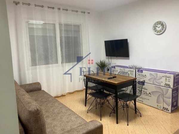 Tirane, jepet me qera apartament 1+1+Ballkon Kati 5, 65 m² 500 € (Qender)