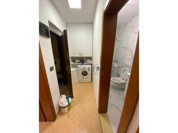 Tirane, jepet me qera apartament 1+1+Ballkon Kati 5, 65 m² 500 € (Qender)