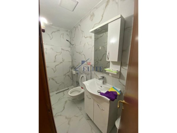 Tirane, jepet me qera apartament 1+1+Ballkon Kati 5, 65 m² 500 € (Qender)