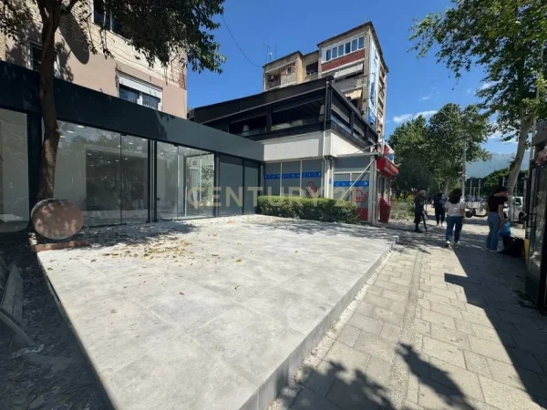 Tirane, jepet me qera dyqan Kati 0, 90 m² 2.200 € (Brryli)