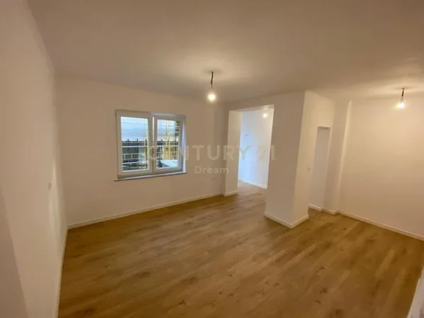 Tirane, jepet me qera zyre Kati 2, 83 m² 1.000 € (Rruga e Durresit)
