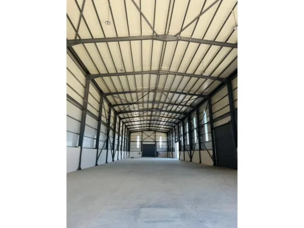 Tirane, shitet magazine , 6.000 m² 3.000.000 € (Autostradën Tiranë-Durrës.)