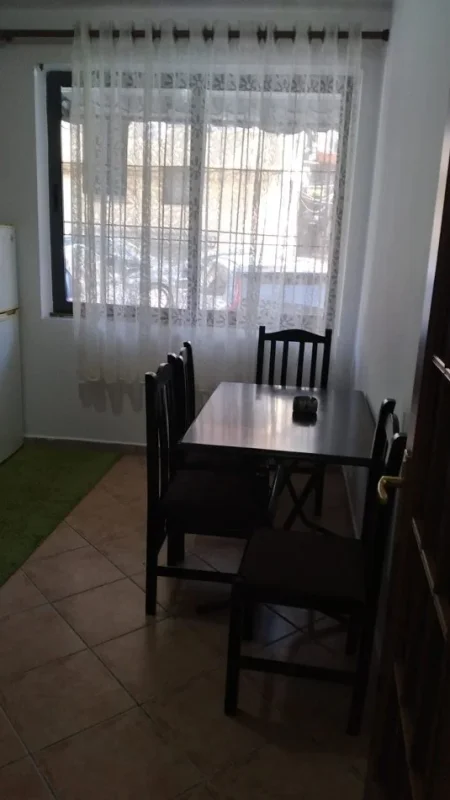 Tirane, jepet me qera apartament 1+1+Ballkon Kati 1, 70 m² 350 € (Medreseja)