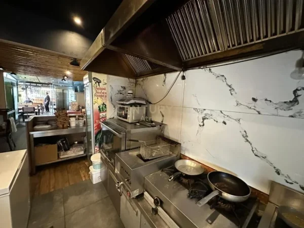 Tirane, shitet bar-resorant Kati 0, 100 m² 55.000 € (Ali Demi)