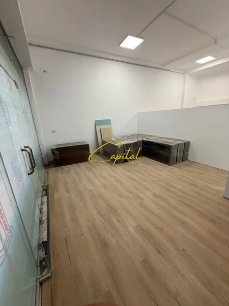 Tirane, jepet me qera ambjent biznesi Kati 0, 100 m² 850 € (YZBERISHT)