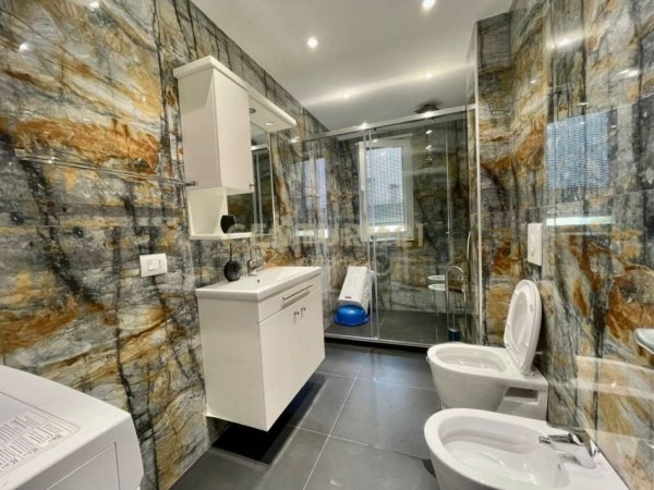 Tirane, jepet me qera apartament 2+1+post parkimi  Kati 2, 800 m² 800 € (Kopshti Zoologjik)