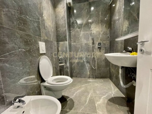 Tirane, jepet me qera apartament 2+1+post parkimi  Kati 2, 800 m² 800 € (Kopshti Zoologjik)