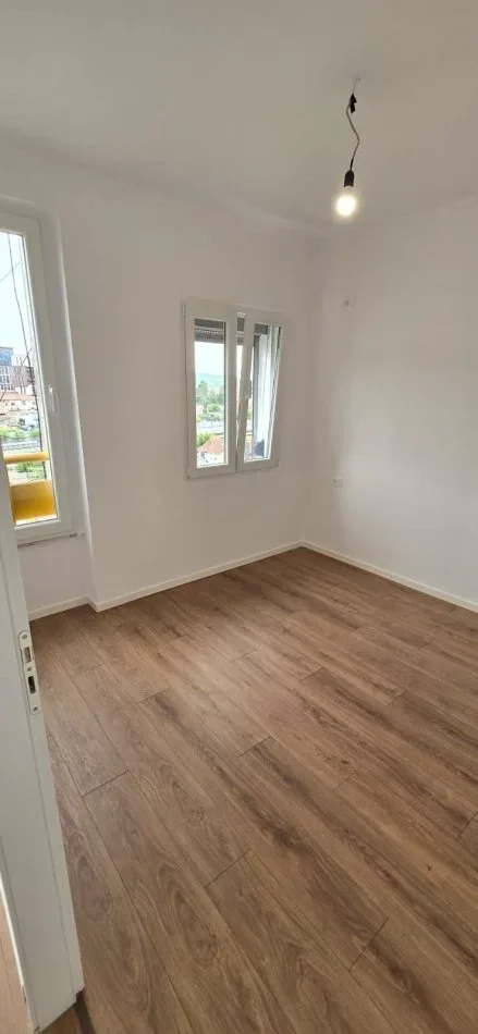 Tirane, shes apartament 1+1+Ballkon Kati 7, 53 m² 115.000 € (pallati me shigjeta)