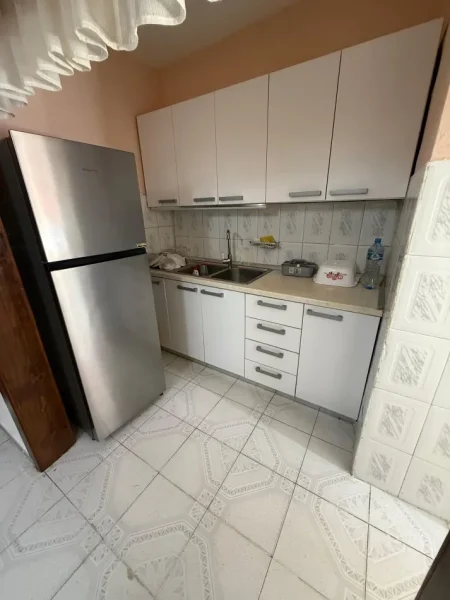 Tirane, jepet me qera apartament 2+1+Ballkon Kati 5, 75 m² 450 € (Rruga e kavajes)