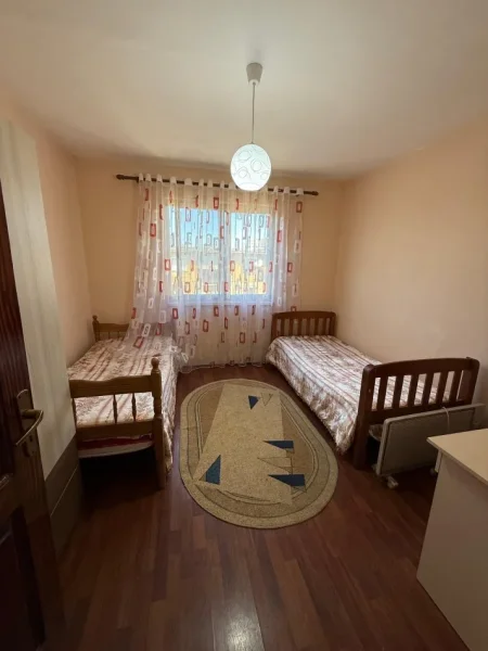 Tirane, jepet me qera apartament 2+1+Ballkon Kati 5, 75 m² 450 € (Rruga e kavajes)