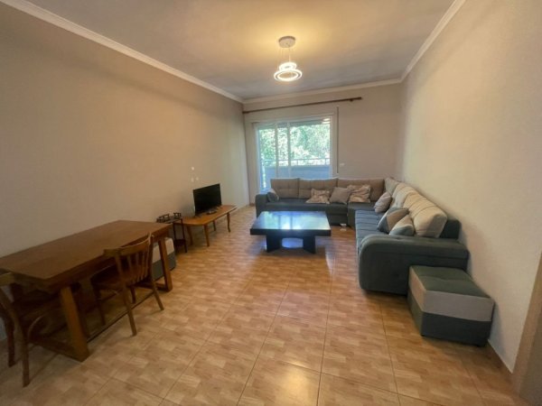 Tirane, jepet me qera apartament 1+1 Kati 4, 70 m² 350 € (Fresku)
