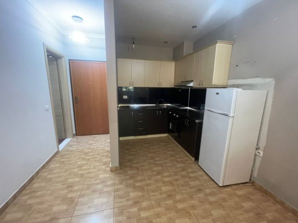 Tirane, jepet me qera apartament 1+1 Kati 4, 70 m² 350 € (Fresku)