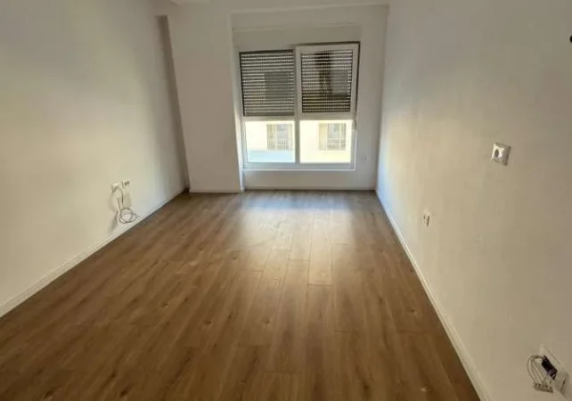 Tirane, shitet apartament 1+1 Kati 4, 61 m² 85.400 € (ali demi)