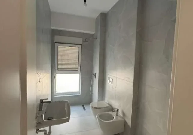 Tirane, shitet apartament 1+1 Kati 4, 61 m² 85.400 € (ali demi)