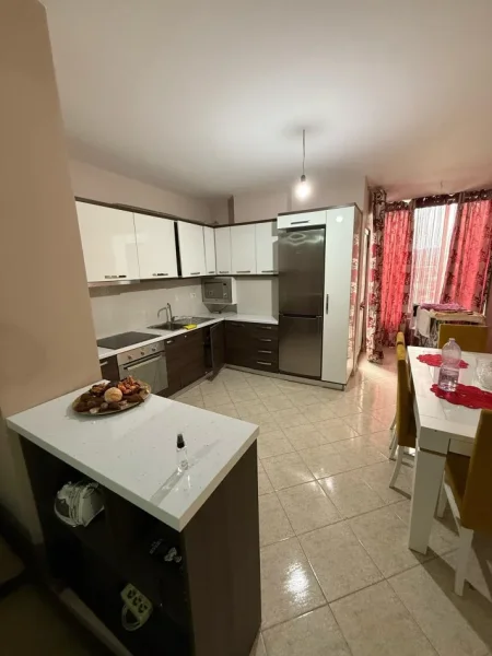 Tirane, jepet me qera apartament 1+1 , 350 € (Misto Mame)