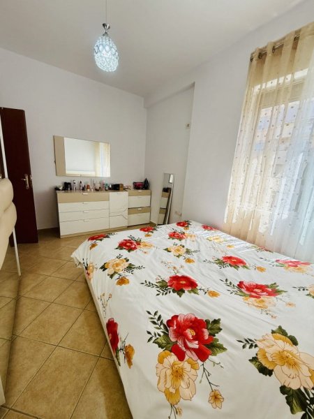 Tirane, jepet me qera apartament 1+1+Ballkon Kati 5, 65 m² 450 € (astir)