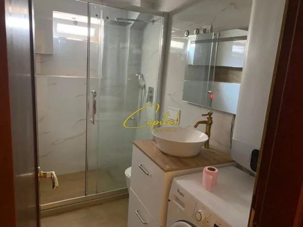 Tirane, jepet me qera apartament 1+1 Kati 2, 45 m² 650 € (BLLOKU)