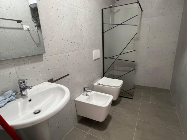 Tirane, jepet me qera apartament 2+1+Ballkon Kati 10, 100 m² 800 € (Bulevrdi i Ri)