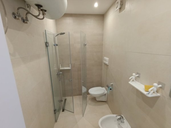 Tirane, jepet me qera apartament 2+1+Aneks+Ballkon Kati 3, 85 m² 800 € (Myslym Shyri drejtoria policise)
