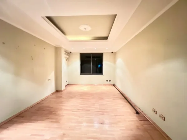 Tirane, jepet me qera zyre Kati 4, 140 m² 1.500 € (bulevardi bajram curri)