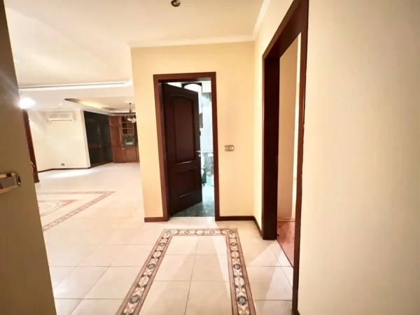 Tirane, jepet me qera zyre Kati 4, 140 m² 1.500 € (bulevardi bajram curri)