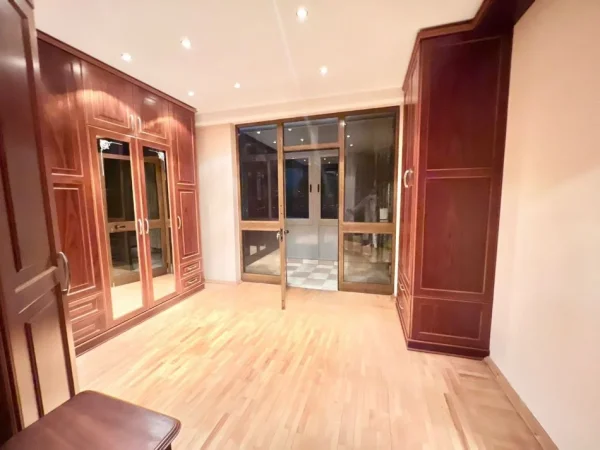Tirane, jepet me qera zyre Kati 4, 140 m² 1.500 € (bulevardi bajram curri)