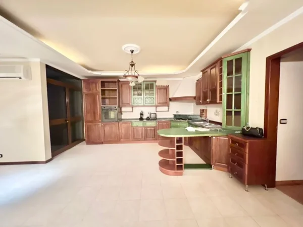 Tirane, jepet me qera zyre Kati 4, 140 m² 1.500 € (bulevardi bajram curri)