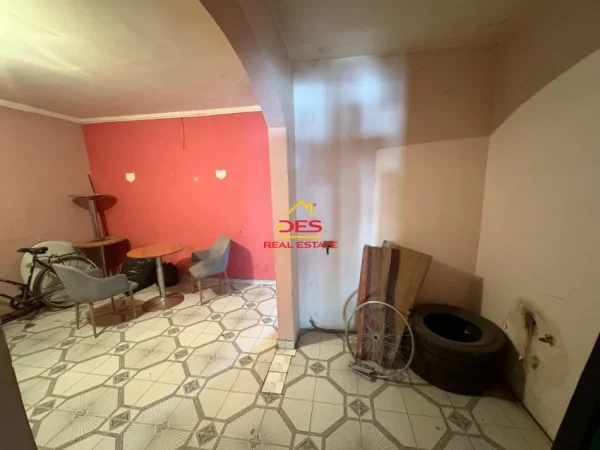 Vlore, shitet ambjent biznesi Kati 1, 110 m² 80.000 € (Rruga Mis Durhan)