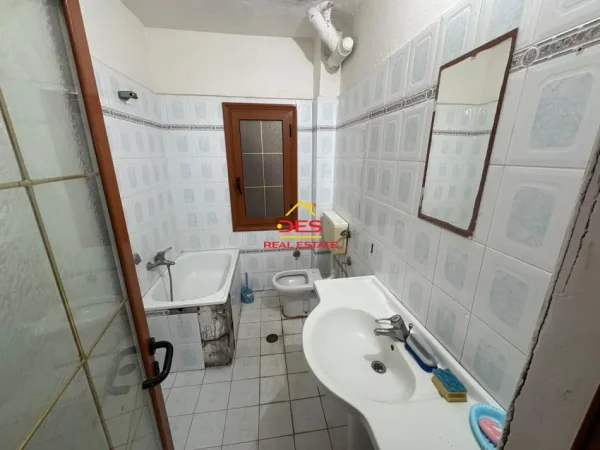 Vlore, shitet ambjent biznesi Kati 1, 110 m² 80.000 € (Rruga Mis Durhan)