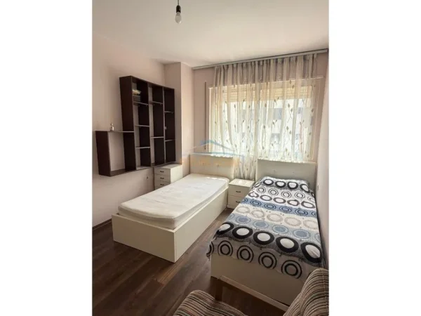 Tirane, jepet me qera apartament 2+1 Kati 3, 90 m² 500 € (Unaza e re)