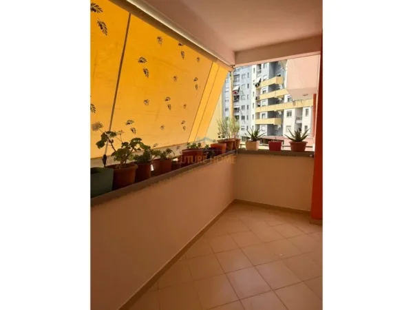 Tirane, jepet me qera apartament 2+1 Kati 3, 90 m² 500 € (Unaza e re)