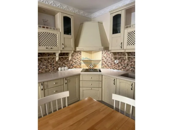 Tirane, jepet me qera apartament 2+1 Kati 3, 90 m² 500 € (Unaza e re)