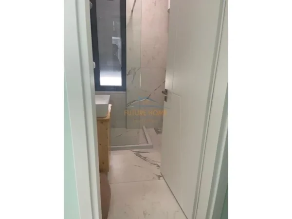Tirane, jepet me qera apartament 2+1 Kati 5, 91 m² 650 € (Rruga Xhanfize Keko)