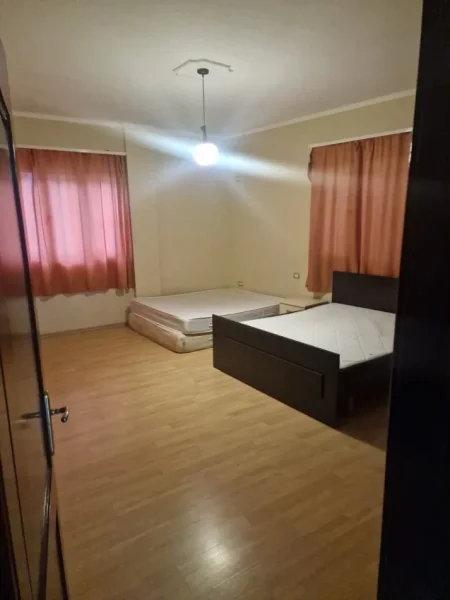 Tirane, jepet me qera shtepi 3+1 Kati 3, 100 m² 500 € (Brryl prane Oslo Bar)