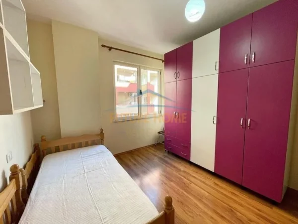 Tirane, jepet me qera apartament 2+1 Kati 4, 95 m² 500 € (Unaza e re)