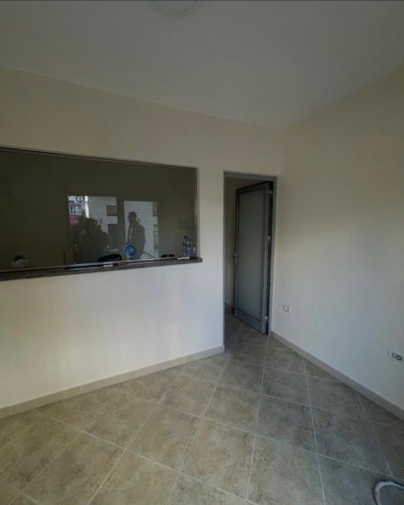 Durres, jepet me qera dyqan Kati 0, 50 m² 400 € (Qender, Durres)