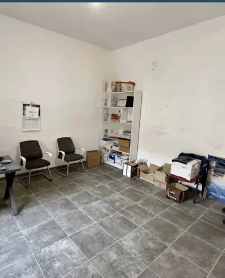 Tirane, jepet me qera magazine Kati 0, 315 m² 2.000 € (siri kodra)