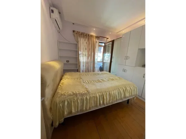 Tirane, jepet me qera apartament 2+1 Kati 2, 94 m² 600 € (vasil shanto)