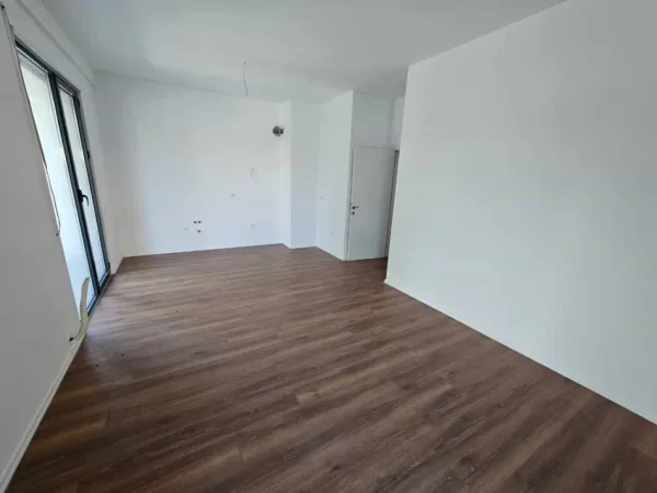 Tirane, jepet me qera zyre Kati 2, 100 m² 600 € (asl 2)
