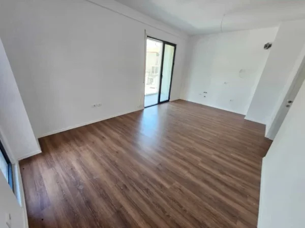 Tirane, jepet me qera zyre Kati 2, 100 m² 600 € (asl 2)