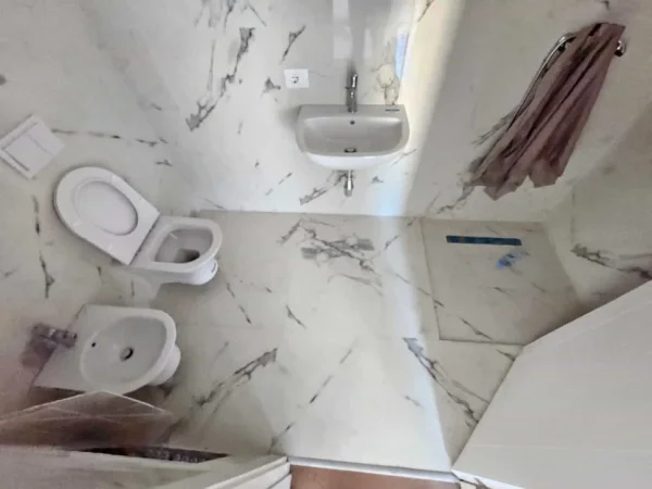 Tirane, jepet me qera zyre Kati 2, 100 m² 600 € (asl 2)