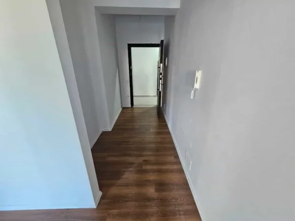 Tirane, jepet me qera zyre Kati 2, 100 m² 600 € (asl 2)