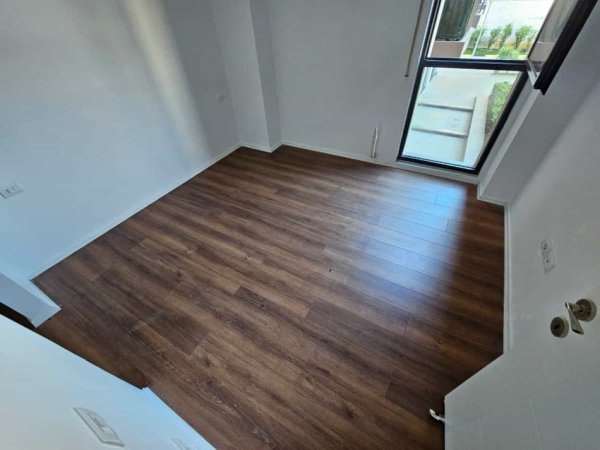 Tirane, jepet me qera zyre Kati 2, 100 m² 600 € (asl 2)