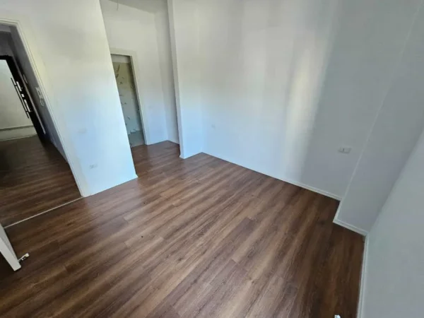 Tirane, jepet me qera zyre Kati 2, 100 m² 600 € (asl 2)