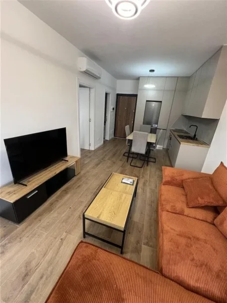Tirane, jepet me qera apartament 1+1+Ballkon Kati 8, 60 m² 400 € (univers city)