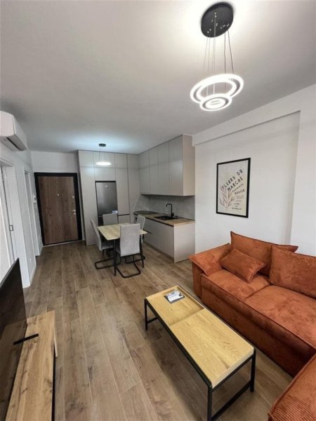 Tirane, jepet me qera apartament 1+1+Ballkon Kati 8, 60 m² 400 € (univers city)