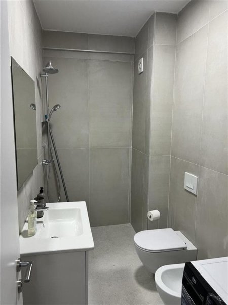 Tirane, jepet me qera apartament 1+1+Ballkon Kati 8, 60 m² 400 € (univers city)